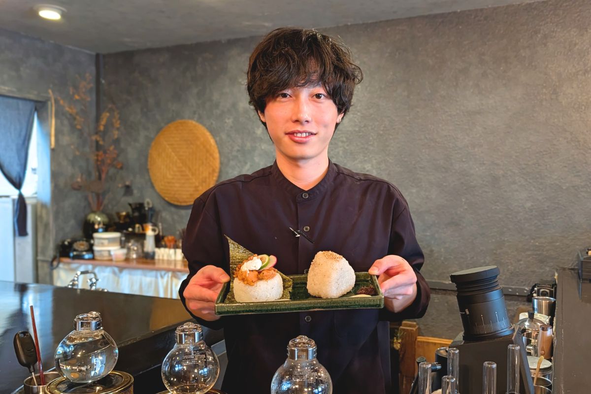 昭和レトロな空間で味わう至福のお握りとサイフォンで淹れる緑茶。喫茶店「三日月の日」で心温まるひと時を（沖縄市）