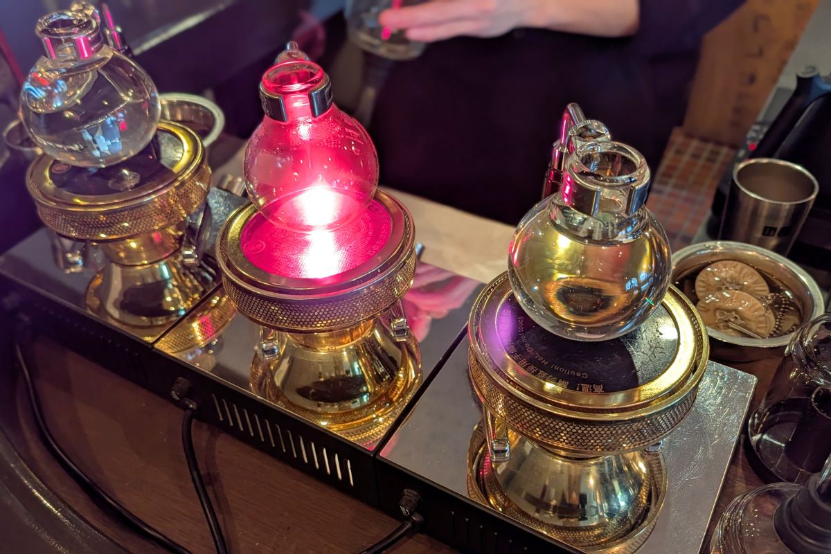 昭和レトロな空間で味わう至福のお握りとサイフォンで淹れる緑茶。喫茶店「三日月の日」で心温まるひと時を（沖縄市）