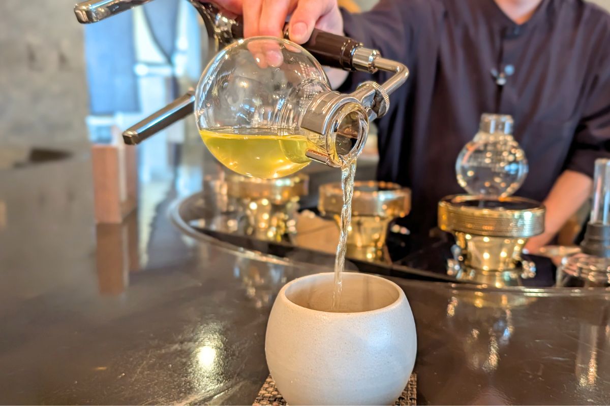 昭和レトロな空間で味わう至福のお握りとサイフォンで淹れる緑茶。喫茶店「三日月の日」で心温まるひと時を（沖縄市）