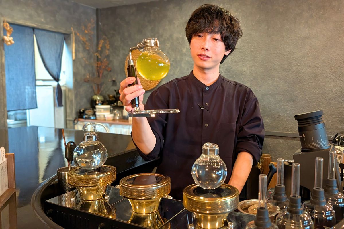 昭和レトロな空間で味わう至福のお握りとサイフォンで淹れる緑茶。喫茶店「三日月の日」で心温まるひと時を（沖縄市）