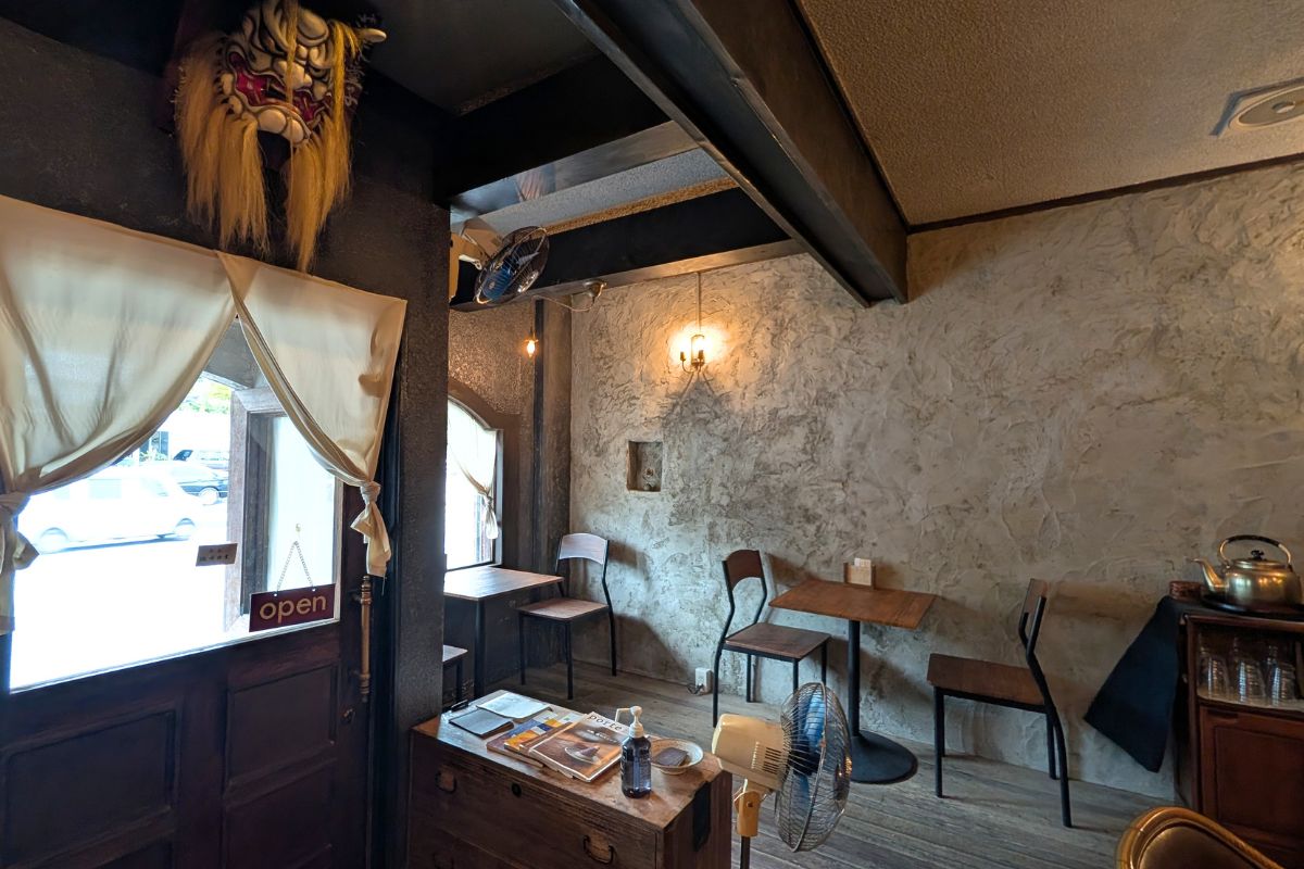 昭和レトロな空間で味わう至福のお握りとサイフォンで淹れる緑茶。喫茶店「三日月の日」で心温まるひと時を（沖縄市）