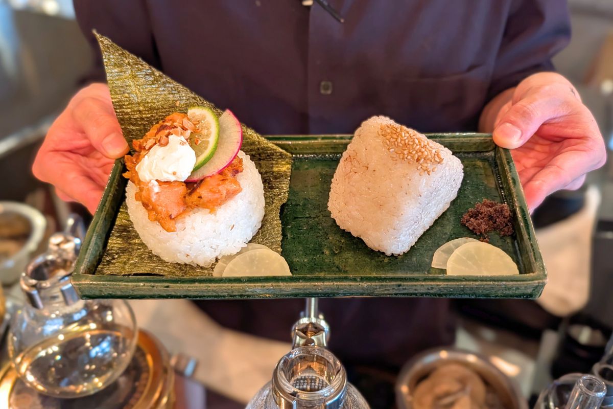 昭和レトロな空間で味わう至福のお握りとサイフォンで淹れる緑茶。喫茶店「三日月の日」で心温まるひと時を（沖縄市）