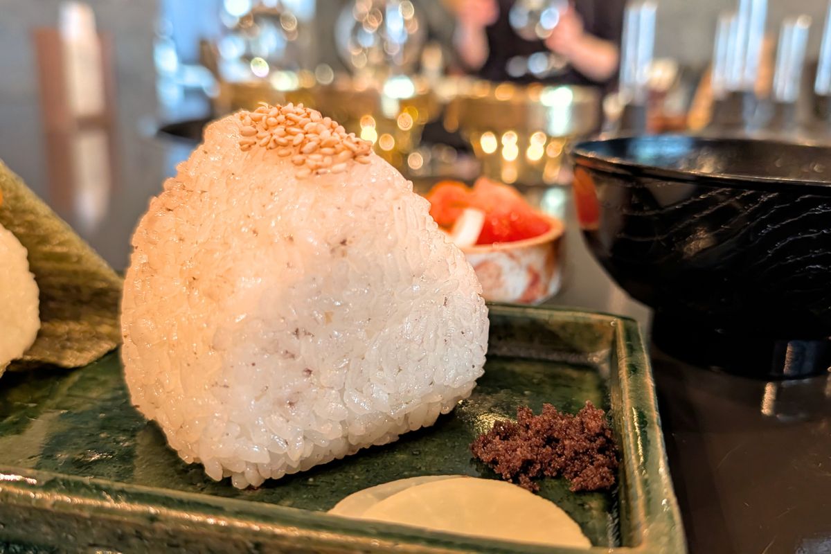 昭和レトロな空間で味わう至福のお握りとサイフォンで淹れる緑茶。喫茶店「三日月の日」で心温まるひと時を（沖縄市）