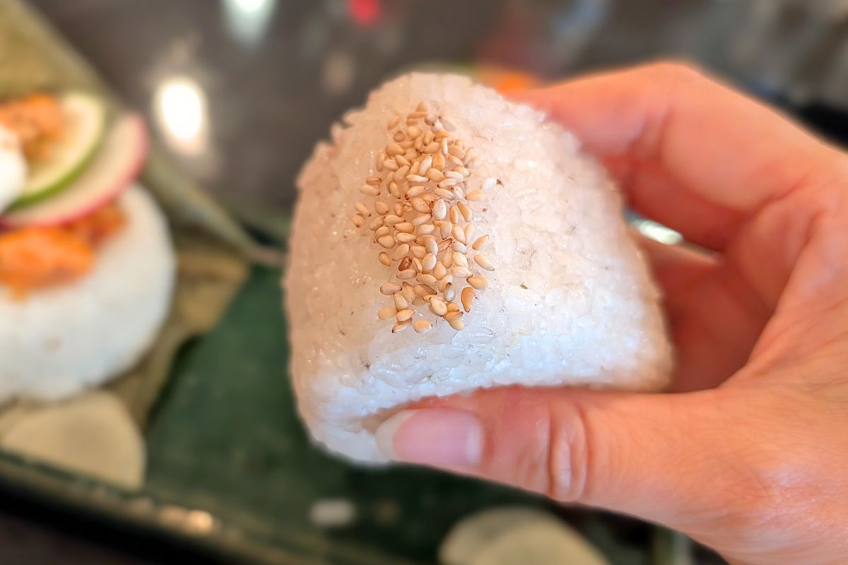昭和レトロな空間で味わう至福のお握りとサイフォンで淹れる緑茶。喫茶店「三日月の日」で心温まるひと時を（沖縄市）