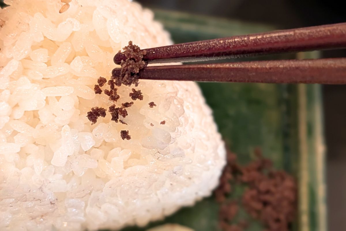 昭和レトロな空間で味わう至福のお握りとサイフォンで淹れる緑茶。喫茶店「三日月の日」で心温まるひと時を（沖縄市）