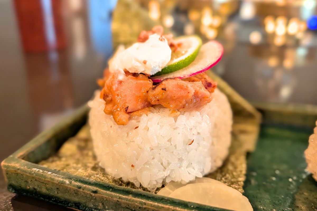 昭和レトロな空間で味わう至福のお握りとサイフォンで淹れる緑茶。喫茶店「三日月の日」で心温まるひと時を（沖縄市）