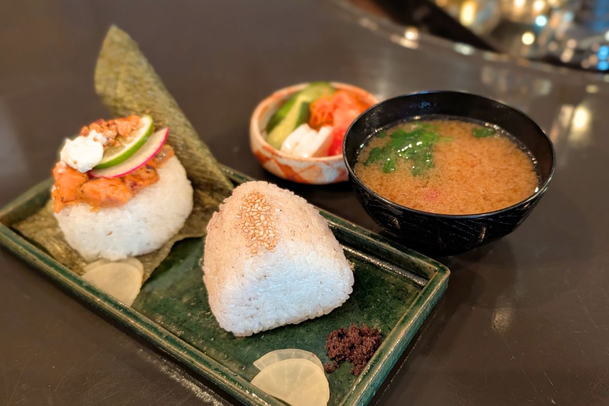 昭和レトロな空間で味わう“至福のお握り”と“サイフォンで淹れる緑茶”。喫茶店「三日月の日」で心温まるひと時を（沖縄市）