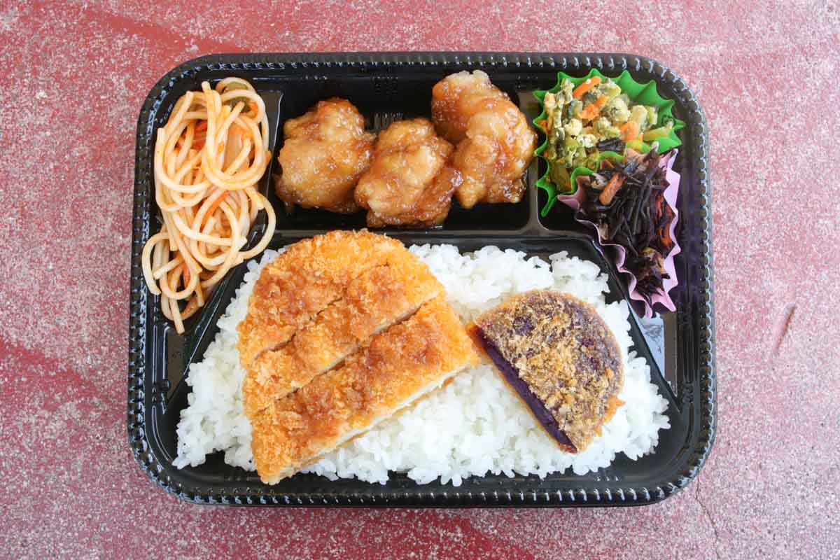 野菜とお肉の黄金バランス！新天地市場通りで見つけた「ミトチャキッチン」の具だくさん＆絶品うちなー弁当（那覇市）