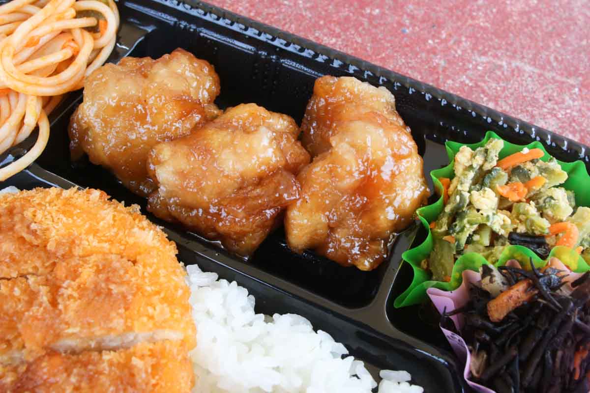 野菜とお肉の黄金バランス！新天地市場通りで見つけた「ミトチャキッチン」の具だくさん＆絶品うちなー弁当（那覇市）