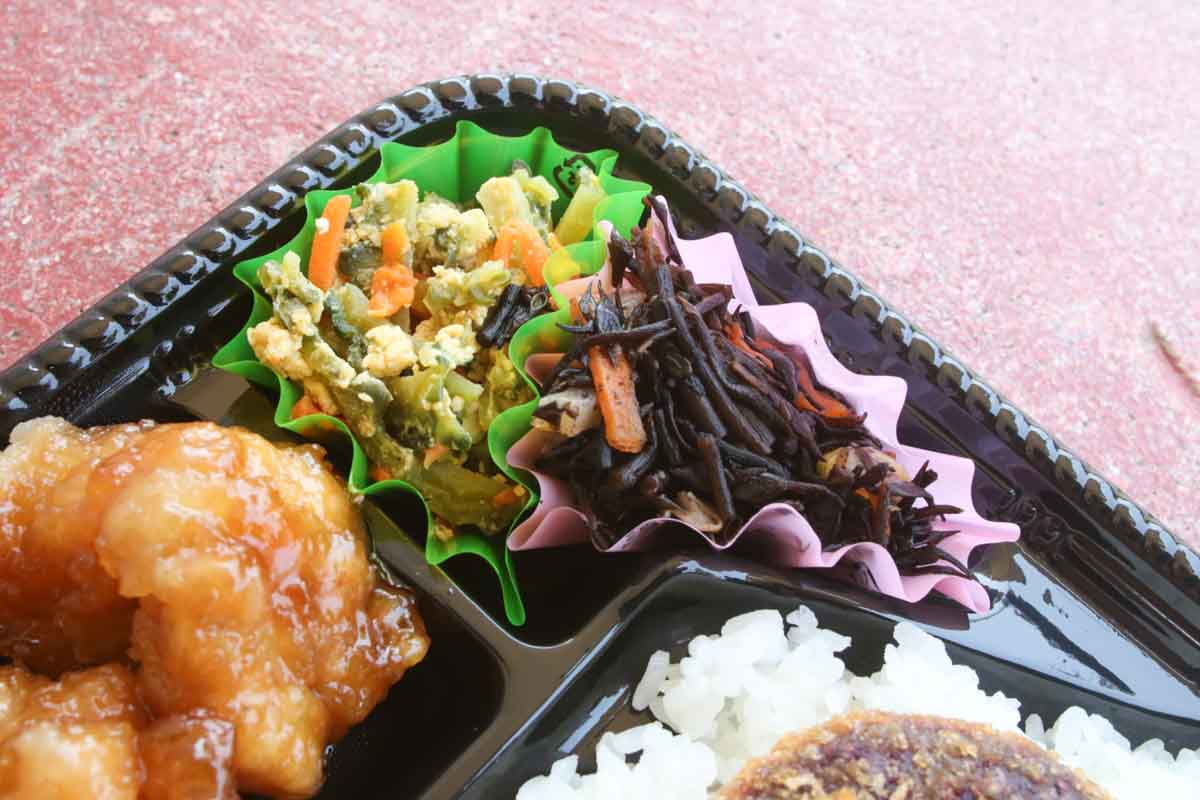 野菜とお肉の黄金バランス！新天地市場通りで見つけた「ミトチャキッチン」の具だくさん＆絶品うちなー弁当（那覇市）