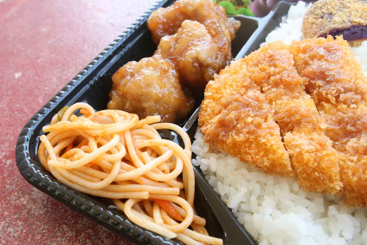 野菜とお肉の黄金バランス！新天地市場通りで見つけた「ミトチャキッチン」の具だくさん＆絶品うちなー弁当（那覇市）