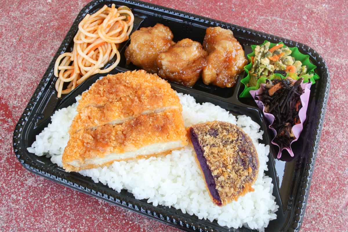 野菜とお肉の黄金バランス！新天地市場通りで見つけた「ミトチャキッチン」の具だくさん＆絶品うちなー弁当（那覇市）