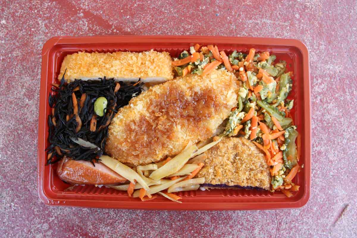 野菜とお肉の黄金バランス！新天地市場通りで見つけた「ミトチャキッチン」の具だくさん＆絶品うちなー弁当（那覇市）