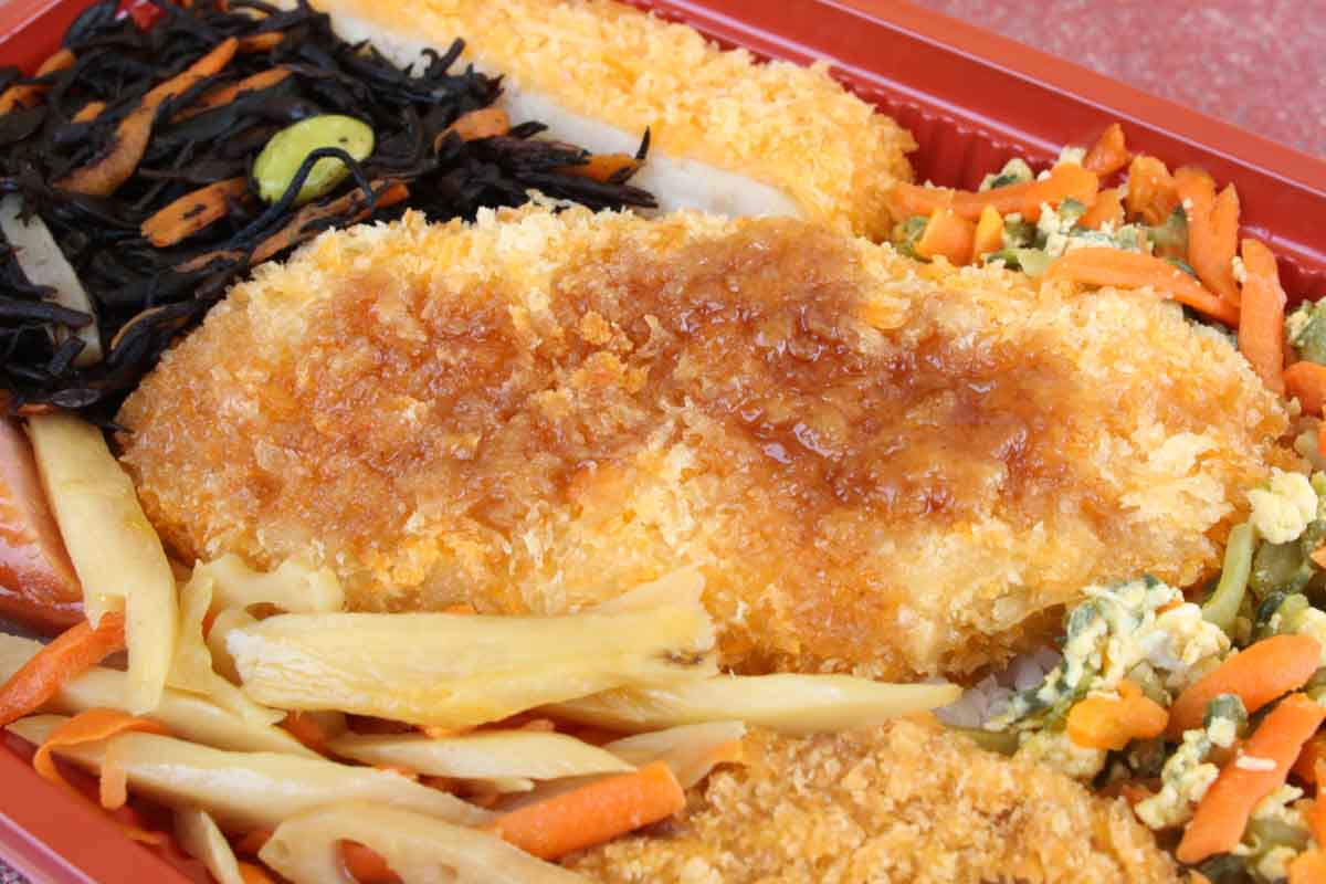野菜とお肉の黄金バランス！新天地市場通りで見つけた「ミトチャキッチン」の具だくさん＆絶品うちなー弁当（那覇市）