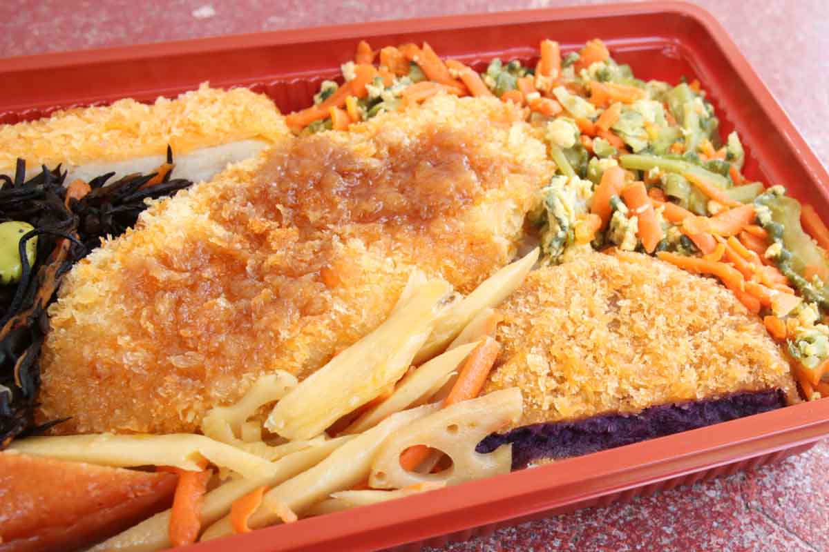 野菜とお肉の黄金バランス！新天地市場通りで見つけた「ミトチャキッチン」の具だくさん＆絶品うちなー弁当（那覇市）