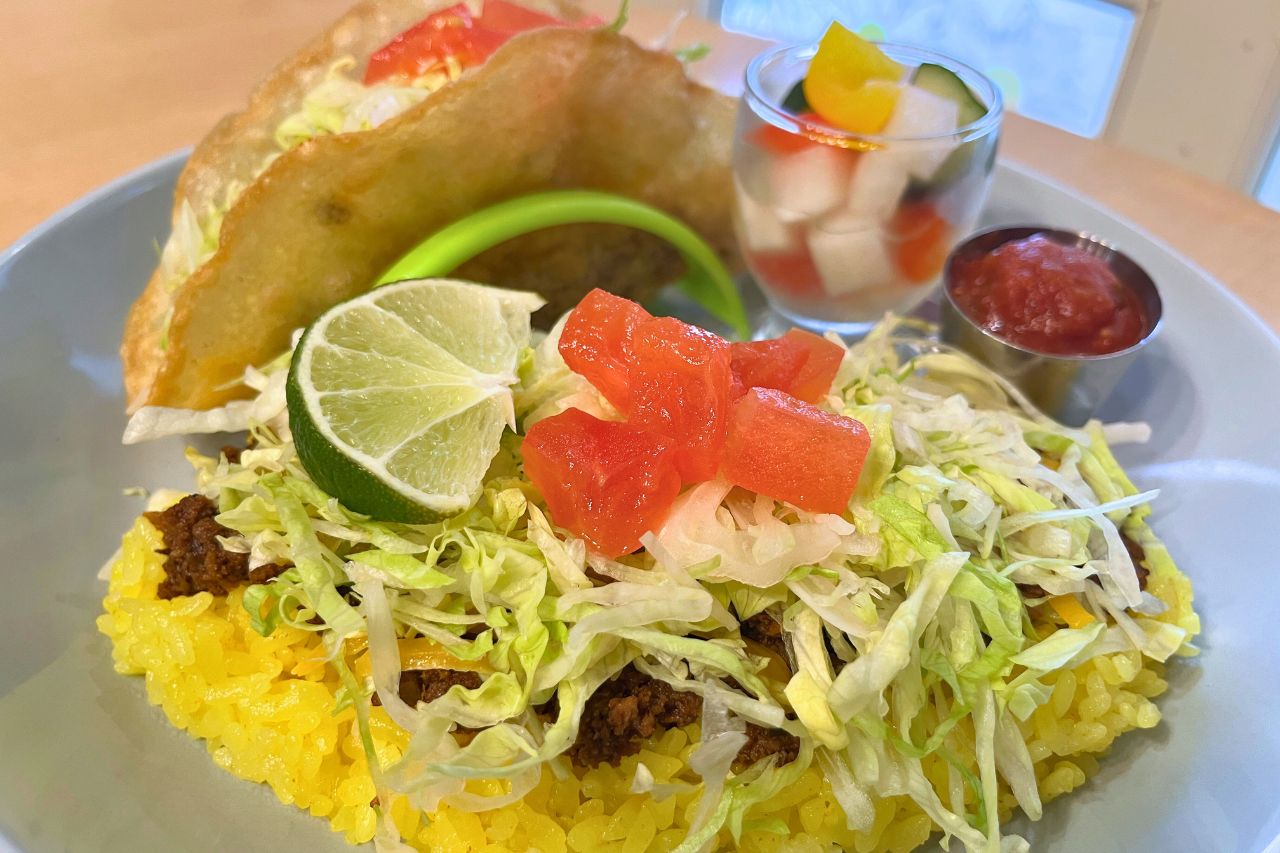 食べて、遊んで、大満足！「okinawan tacos FLAMINGO」で味わう、こだわりタコスとタコライス（宜野湾市）