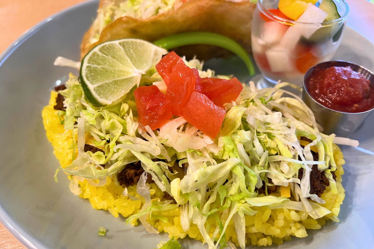 食べて、遊んで、大満足！「okinawan tacos FLAMINGO」で味わう、こだわりタコスとタコライス（宜野湾市）