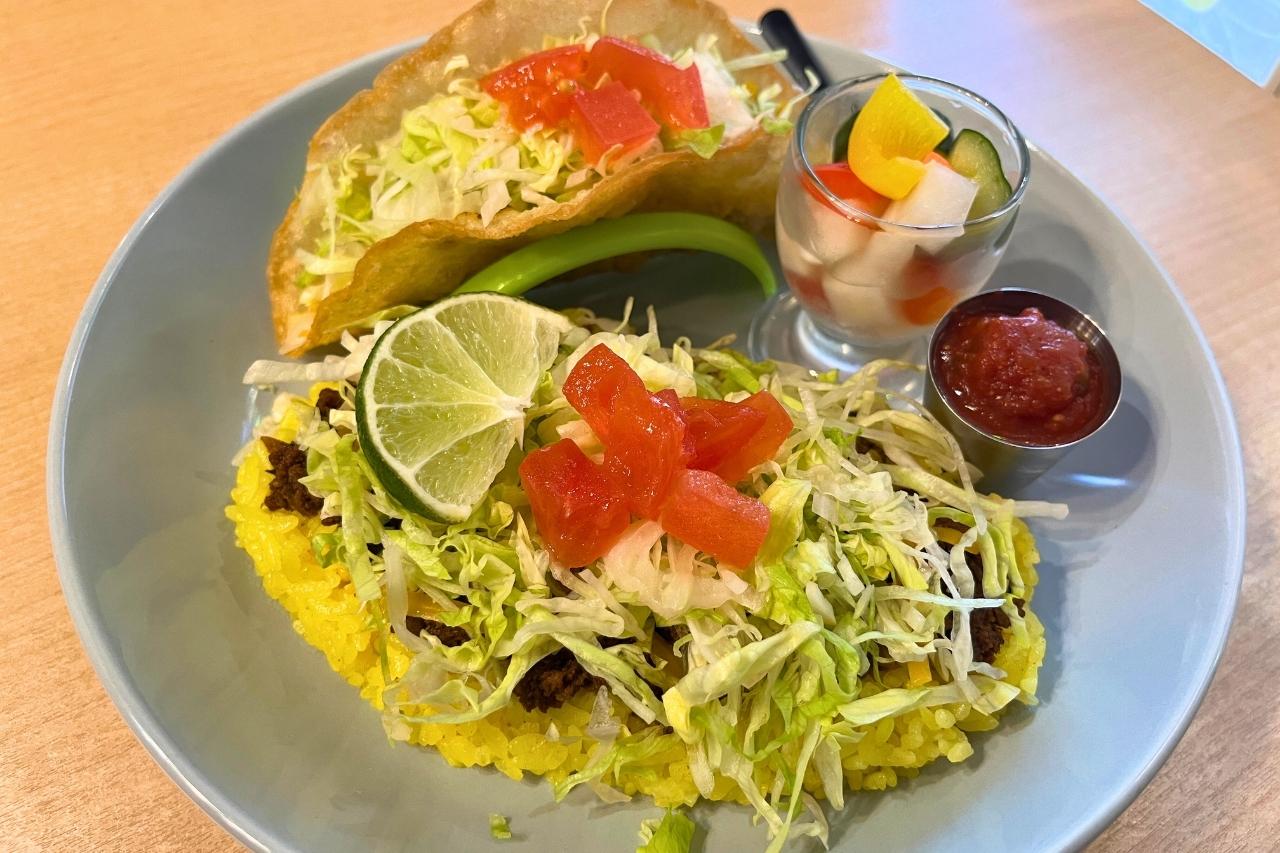 食べて、遊んで、大満足！「okinawan tacos FLAMINGO」で味わう、こだわりタコスとタコライス（宜野湾市）
