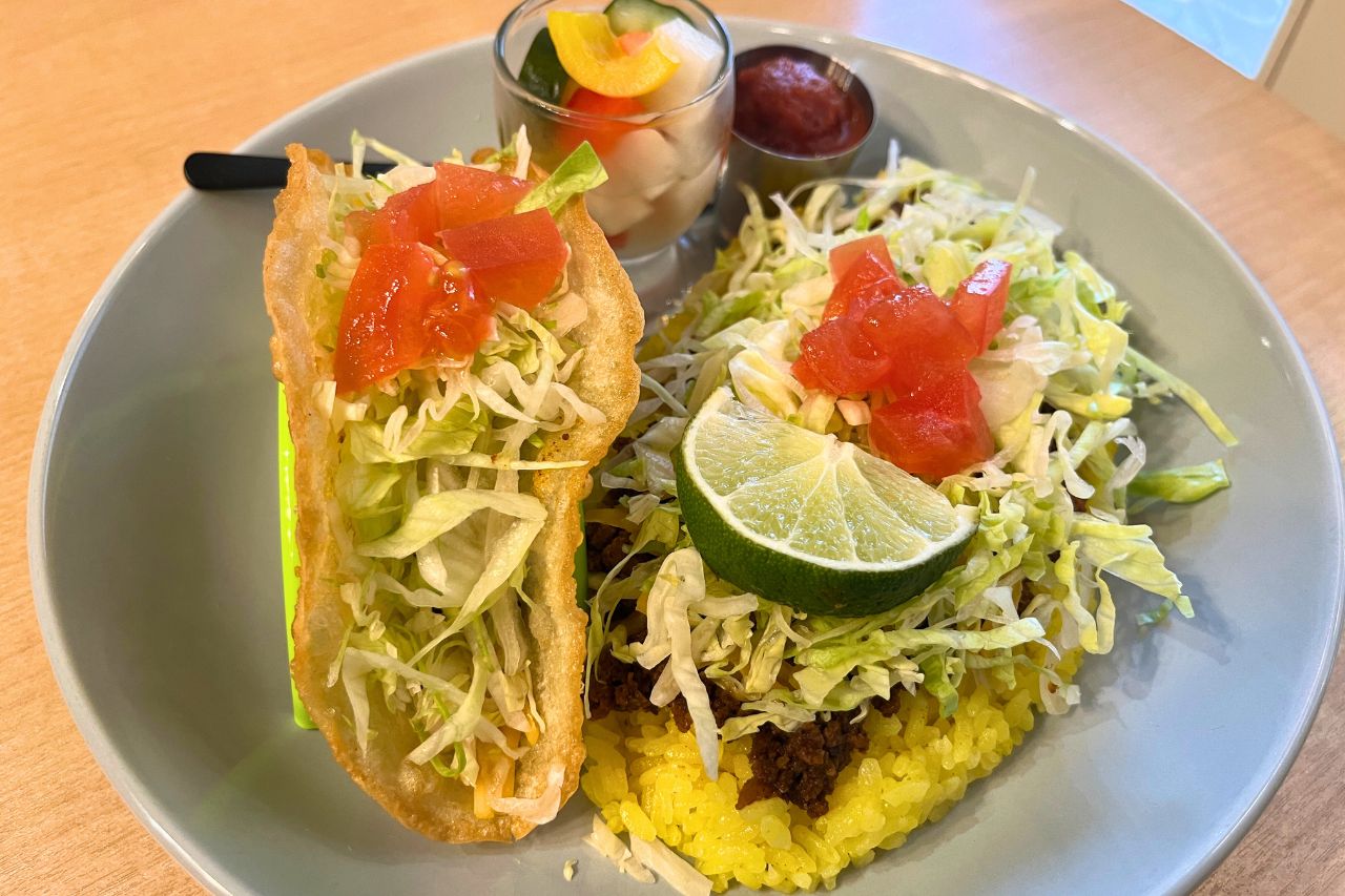 食べて、遊んで、大満足！「okinawan tacos FLAMINGO」で味わう、こだわりタコスとタコライス（宜野湾市）