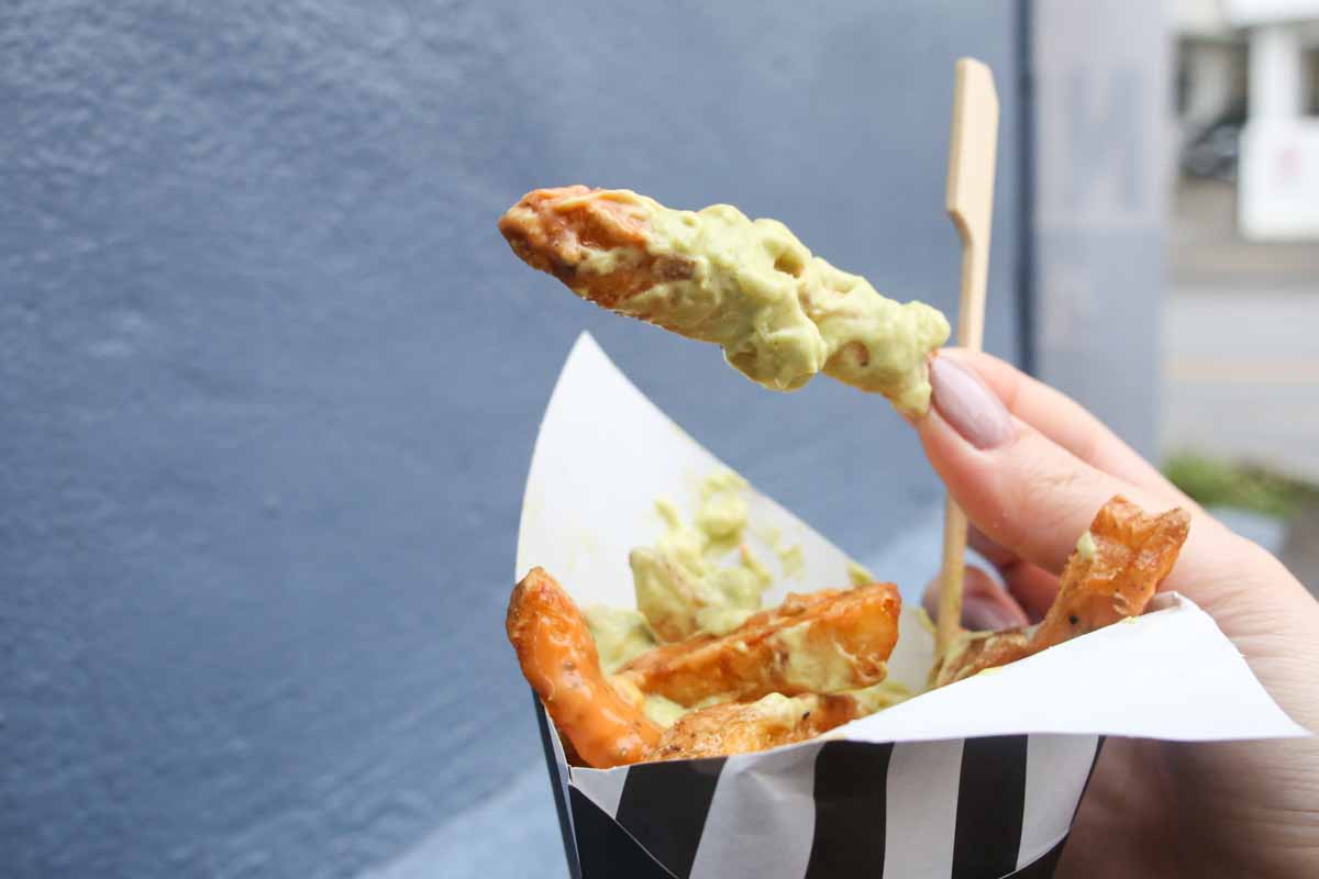 自分好みにカスタマイズ！沖縄唯一のベルギー式フライドポテト専門店「ポテト王子」で味わう熱々サクホク生ポテトとこだわりディップソース（那覇市）