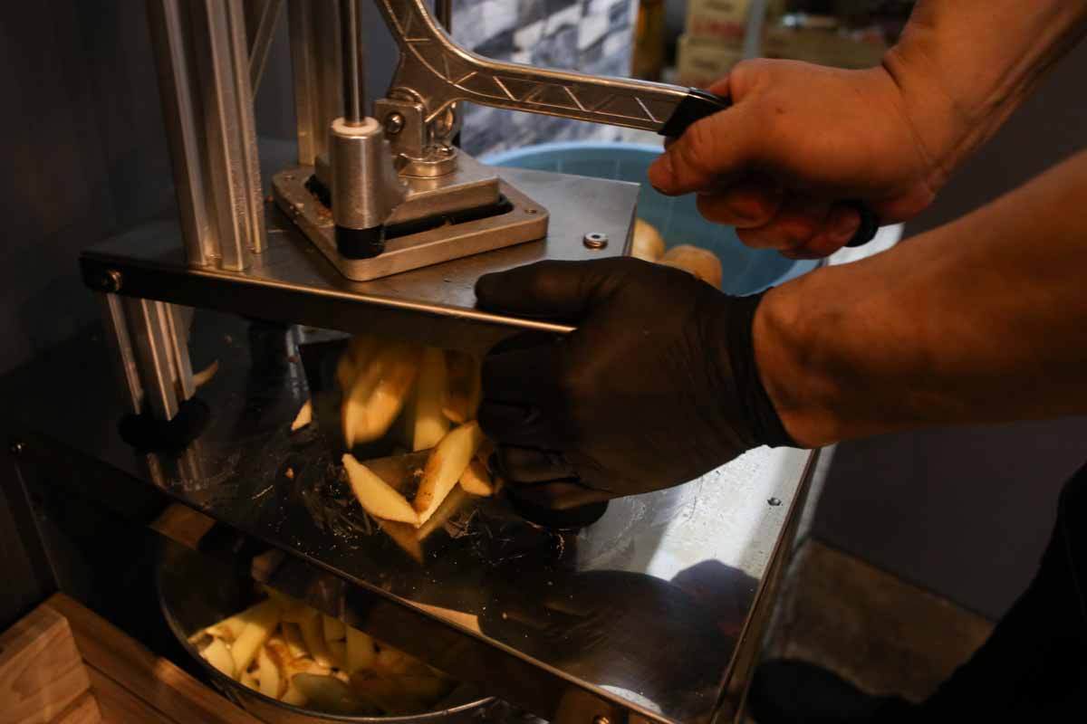 自分好みにカスタマイズ！沖縄唯一のベルギー式フライドポテト専門店「ポテト王子」で味わう熱々サクホク生ポテトとこだわりディップソース（那覇市）