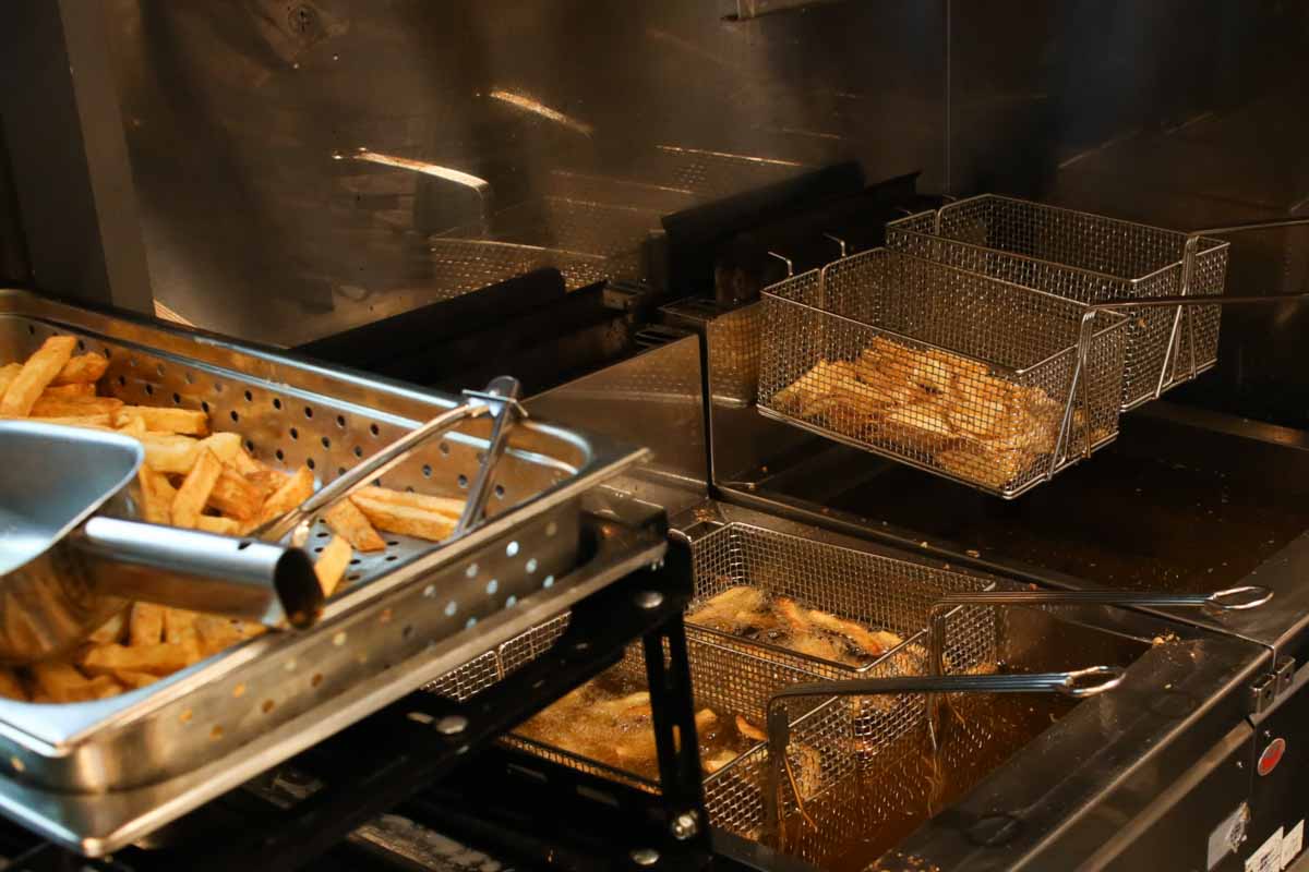 自分好みにカスタマイズ！沖縄唯一のベルギー式フライドポテト専門店「ポテト王子」で味わう熱々サクホク生ポテトとこだわりディップソース（那覇市）