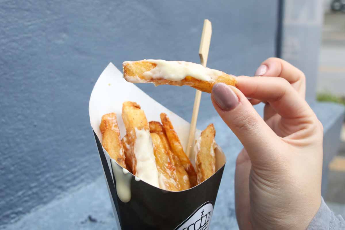 自分好みにカスタマイズ！沖縄唯一のベルギー式フライドポテト専門店「ポテト王子」で味わう熱々サクホク生ポテトとこだわりディップソース（那覇市）