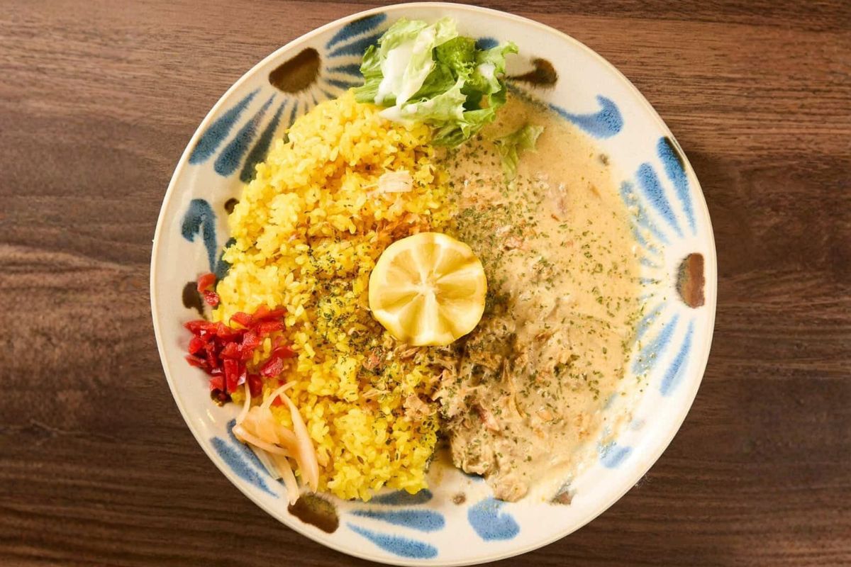 下北沢のDNAが沖縄で開花。スパイスと感性が共鳴する新たなカレー体験『Spice Studio るゥ～』（那覇）