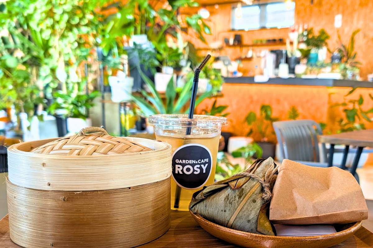 観葉植物に囲まれて飲茶ランチを楽しむ癒しカフェ。オリジナル「月桃ちまき」が絶品！「GARDEN&CAFE ROSY」（糸満市）