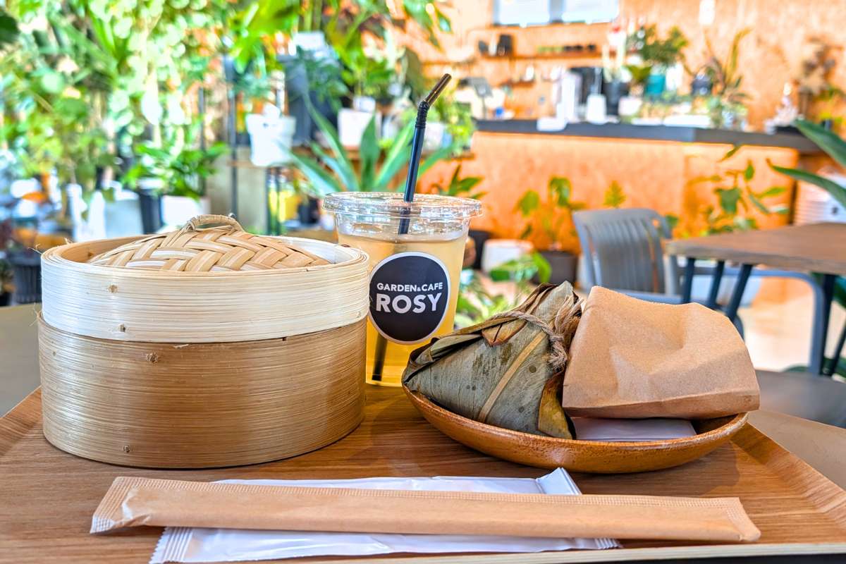 観葉植物に囲まれて飲茶ランチを楽しむ癒しカフェ。オリジナル「月桃ちまき」が絶品！「GARDEN&CAFE ROSY」（糸満市）