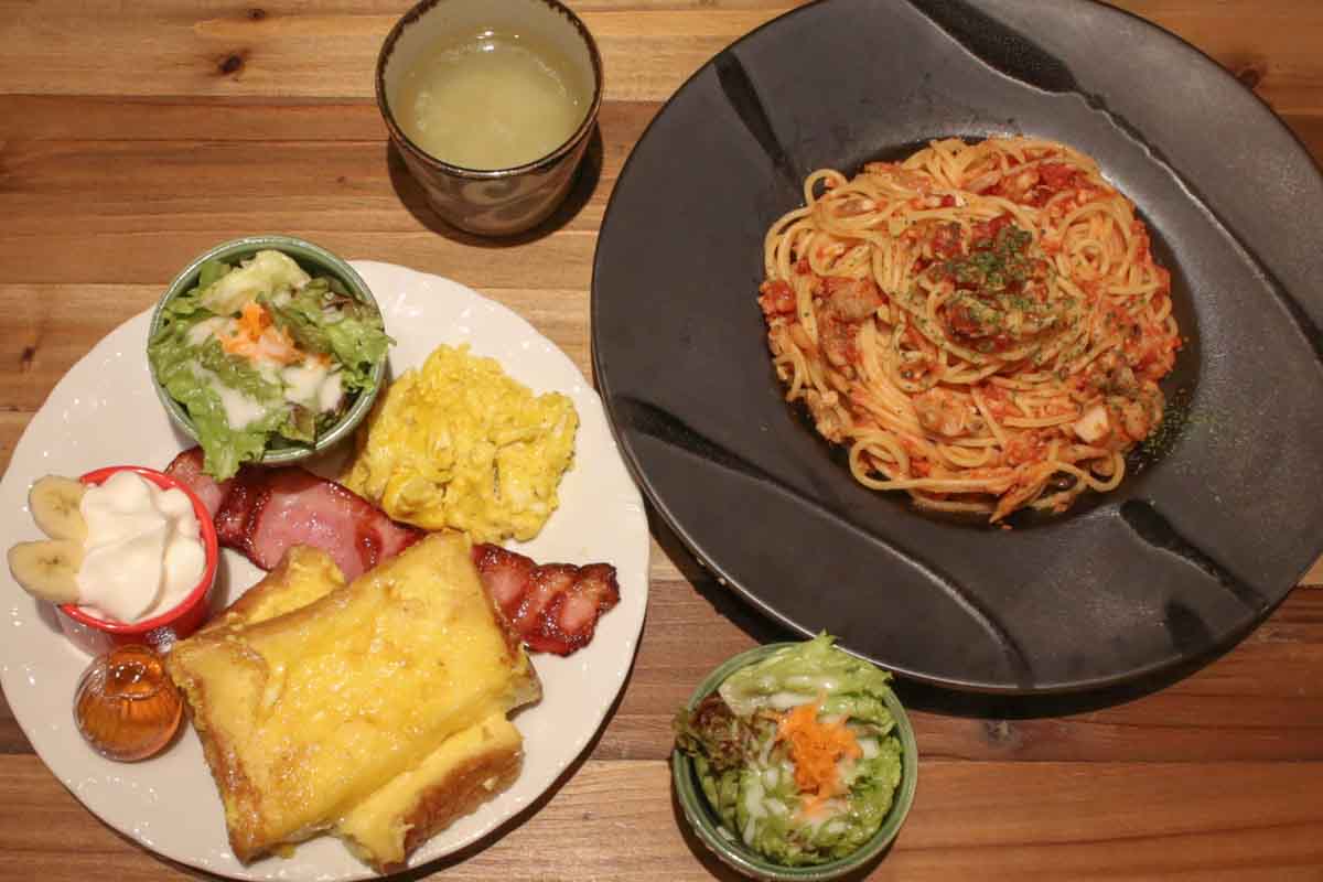毎日帰りたくなる隠れ家オアシス！「cafe&bar BeachTime（ビーチタイム）」の絶品パスタと厚切りフレンチトーストで日常を忘れるチルタイムはいかが？（那覇市）