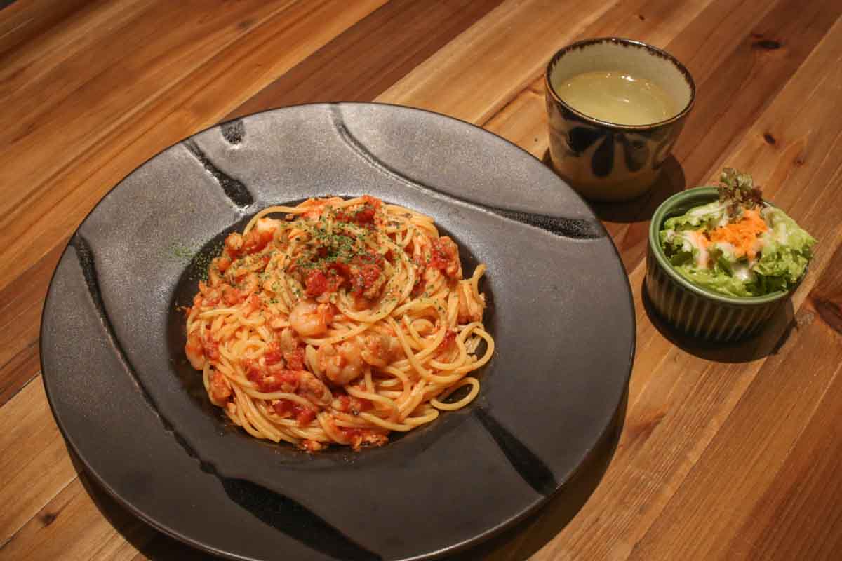 毎日帰りたくなる隠れ家オアシス！「cafe&bar BeachTime（ビーチタイム）」の絶品パスタと厚切りフレンチトーストで日常を忘れるチルタイムはいかが？（那覇市）
