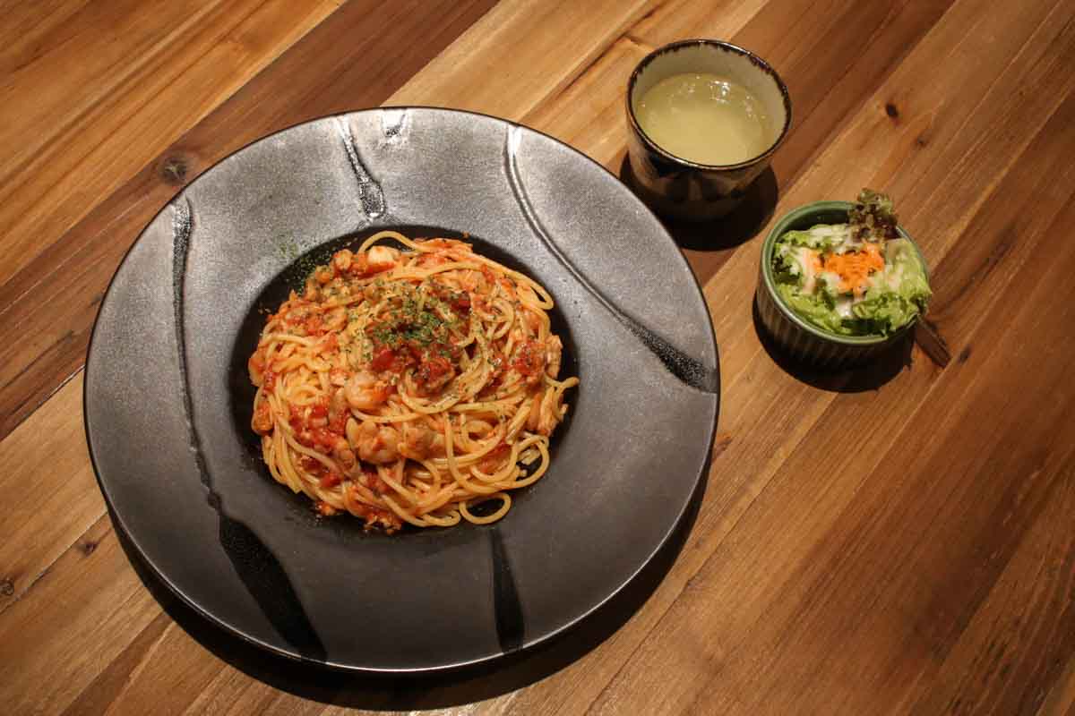 毎日帰りたくなる隠れ家オアシス！「cafe&bar BeachTime（ビーチタイム）」の絶品パスタと厚切りフレンチトーストで日常を忘れるチルタイムはいかが？（那覇市）