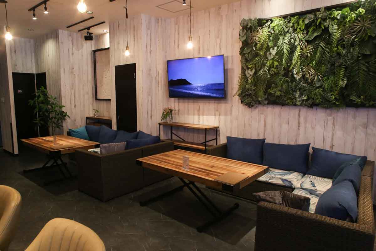 毎日帰りたくなる隠れ家オアシス！「cafe&bar BeachTime（ビーチタイム）」の絶品パスタと厚切りフレンチトーストで日常を忘れるチルタイムはいかが？（那覇市）