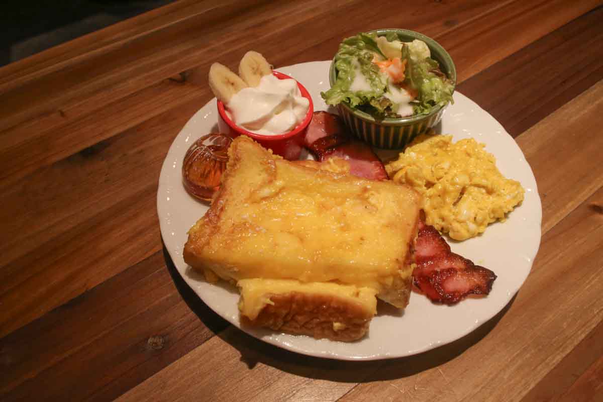 毎日帰りたくなる隠れ家オアシス！「cafe&bar BeachTime（ビーチタイム）」の絶品パスタと厚切りフレンチトーストで日常を忘れるチルタイムはいかが？（那覇市）