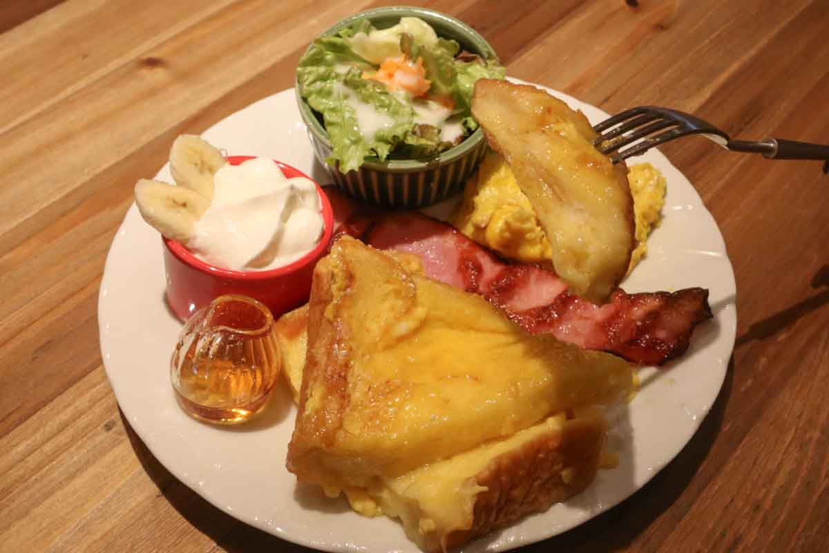 毎日帰りたくなる隠れ家オアシス！「cafe&bar BeachTime（ビーチタイム）」の絶品パスタと厚切りフレンチトーストで日常を忘れるチルタイムはいかが？（那覇市）