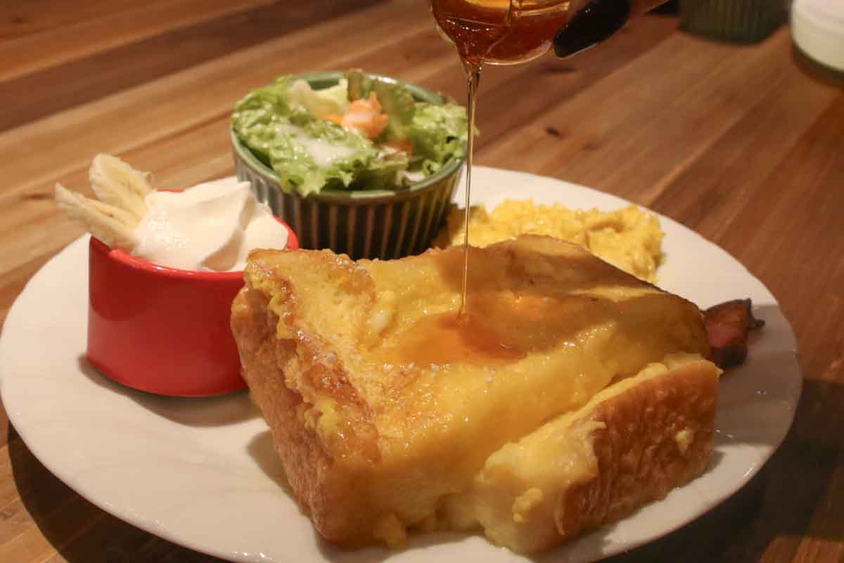 毎日帰りたくなる隠れ家オアシス！「cafe&bar BeachTime（ビーチタイム）」の絶品パスタと厚切りフレンチトーストで日常を忘れるチルタイムはいかが？（那覇市）