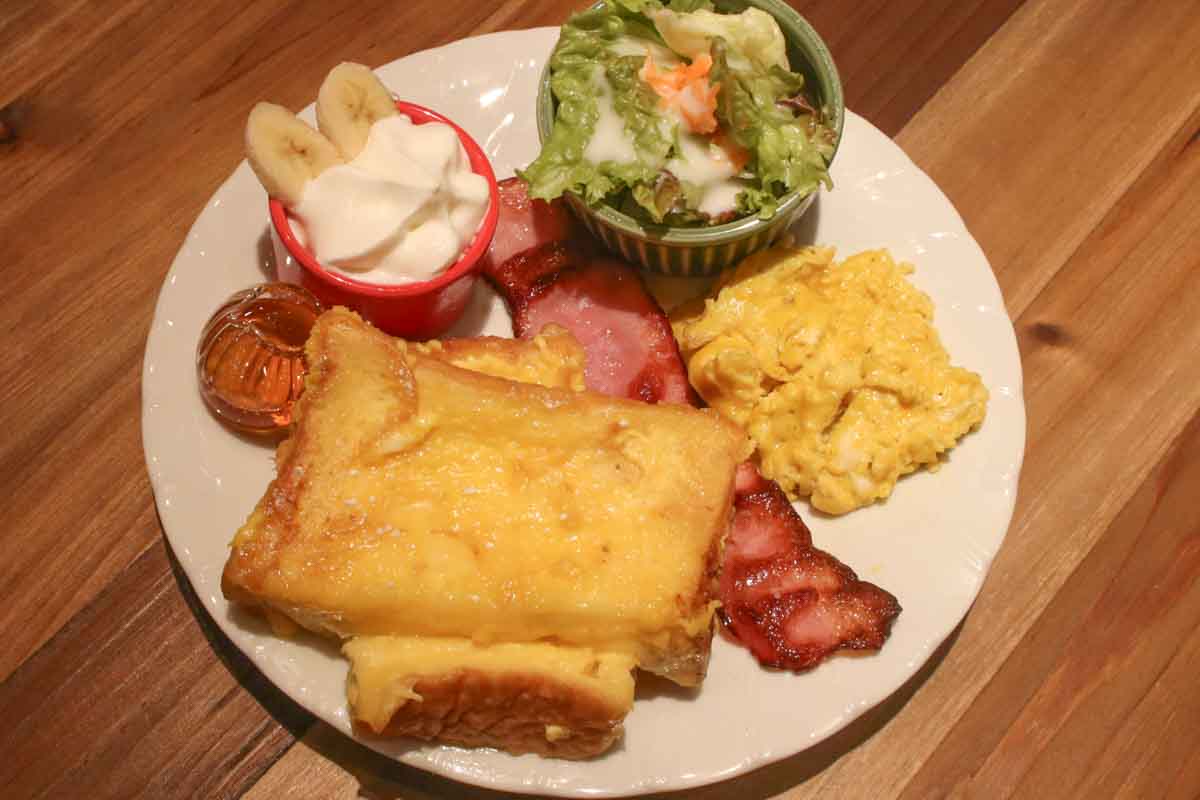 毎日帰りたくなる隠れ家オアシス！「cafe&bar BeachTime（ビーチタイム）」の絶品パスタと厚切りフレンチトーストで日常を忘れるチルタイムはいかが？（那覇市）