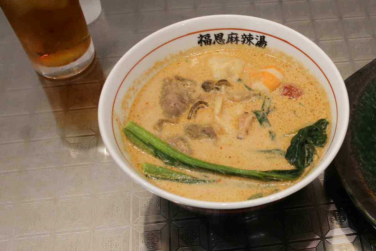 行列店が沖縄初上陸！組み合わせは無限大！「福恩麻辣湯（フーエンマーラータン）美栄橋駅前店」で味わう中毒性抜群の自分流カスタマイズ麻辣湯（那覇市）