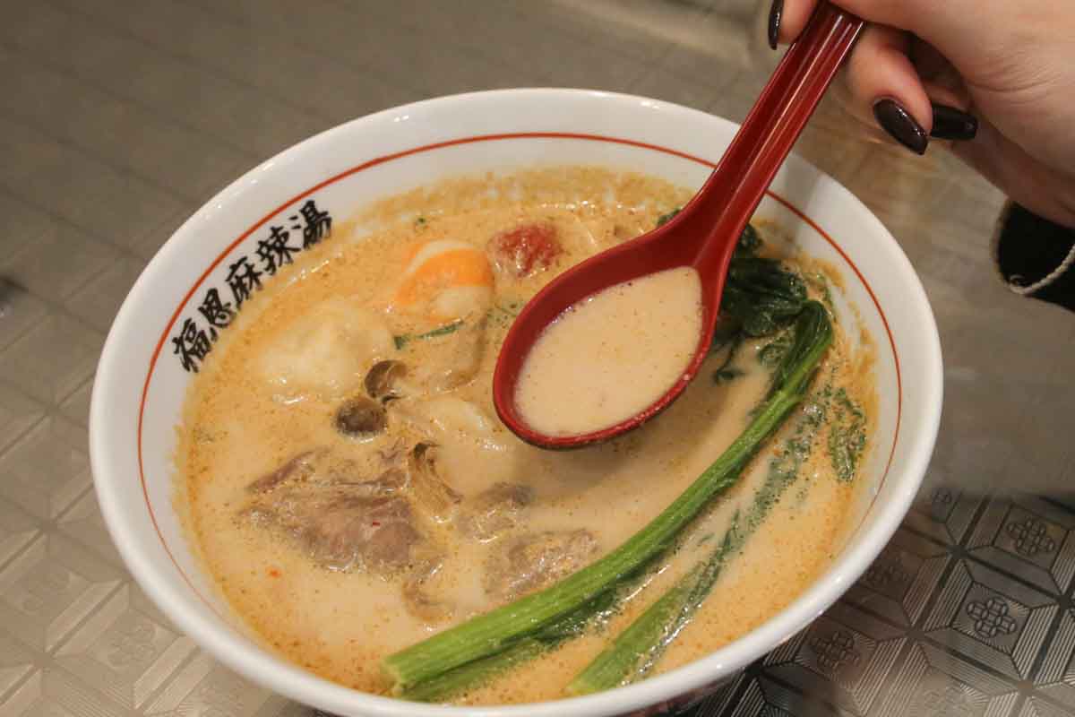 行列店が沖縄初上陸！組み合わせは無限大！「福恩麻辣湯（フーエンマーラータン）美栄橋駅前店」で味わう中毒性抜群の自分流カスタマイズ麻辣湯（那覇市）