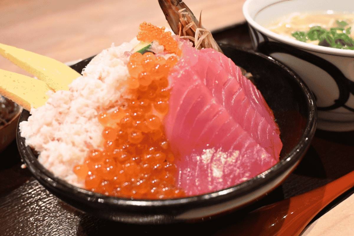沖縄と北海道の恵みが詰まった、五つ星級の海鮮丼「五星」(那覇市)