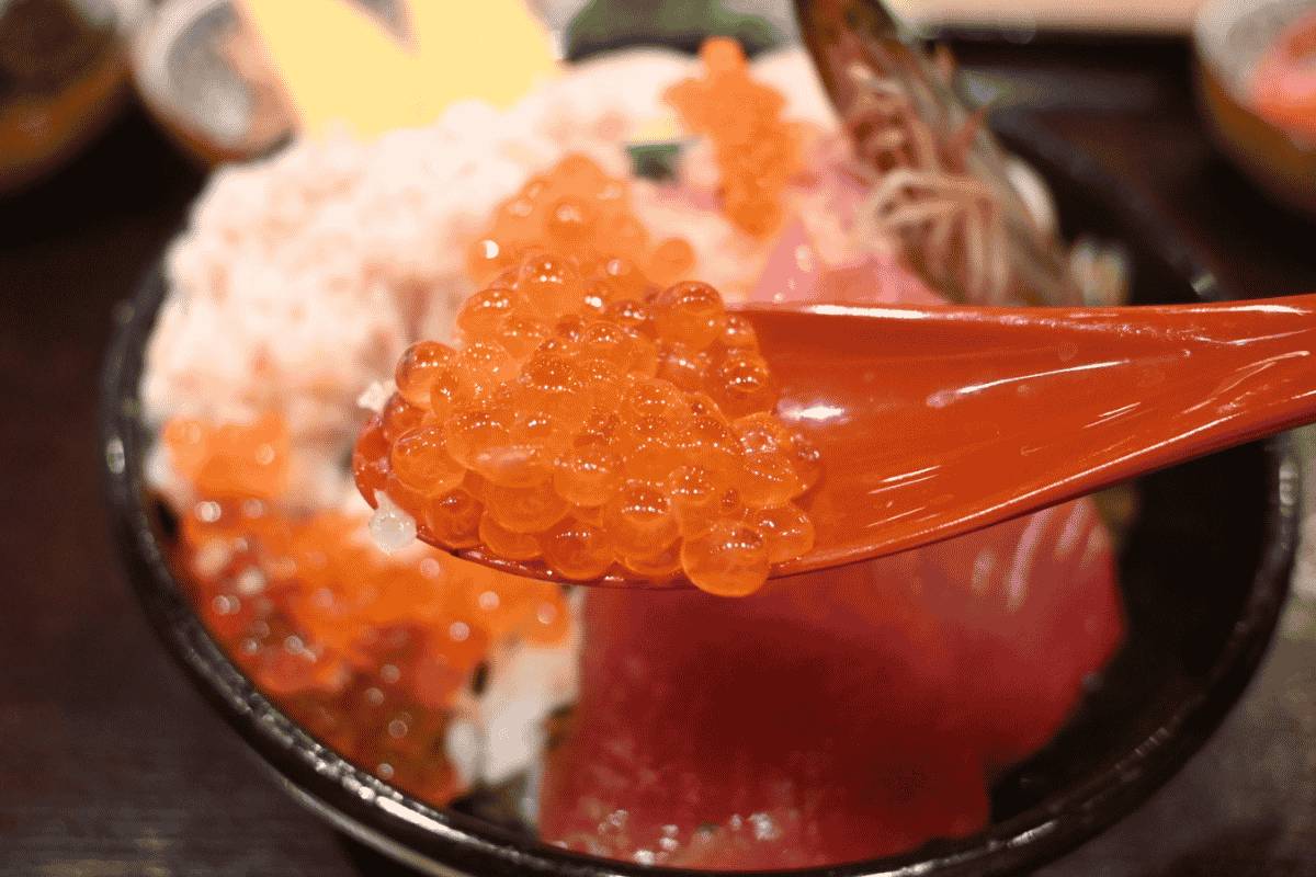 沖縄と北海道の恵みが詰まった、五つ星級の海鮮丼「五星」(那覇市)