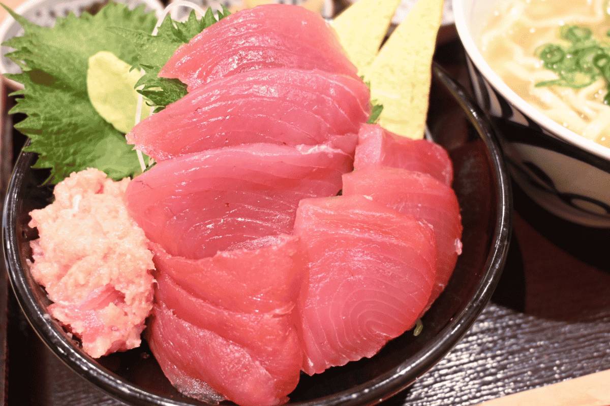 沖縄と北海道の恵みが詰まった、五つ星級の海鮮丼「五星」(那覇市)