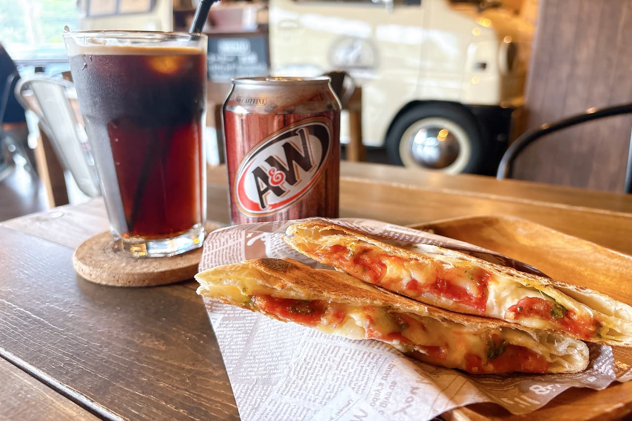 新感覚！ルートビア×エスプレッソとホットサンドを「ガレージカフェ はまCafe」でいかが？（糸満市）