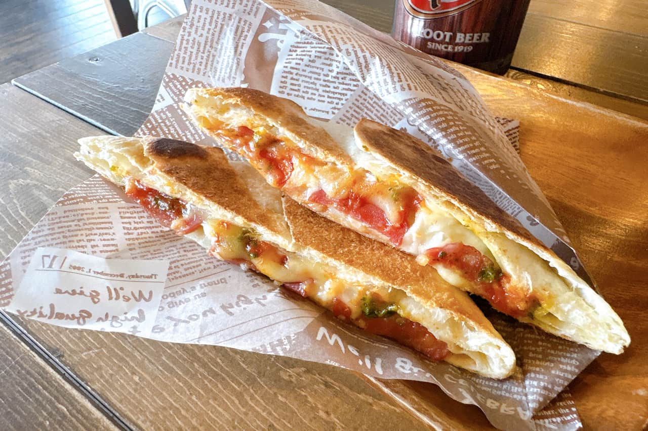 新感覚！ルートビア×エスプレッソとホットサンドを「ガレージカフェ はまCafe」でいかが？（糸満市）