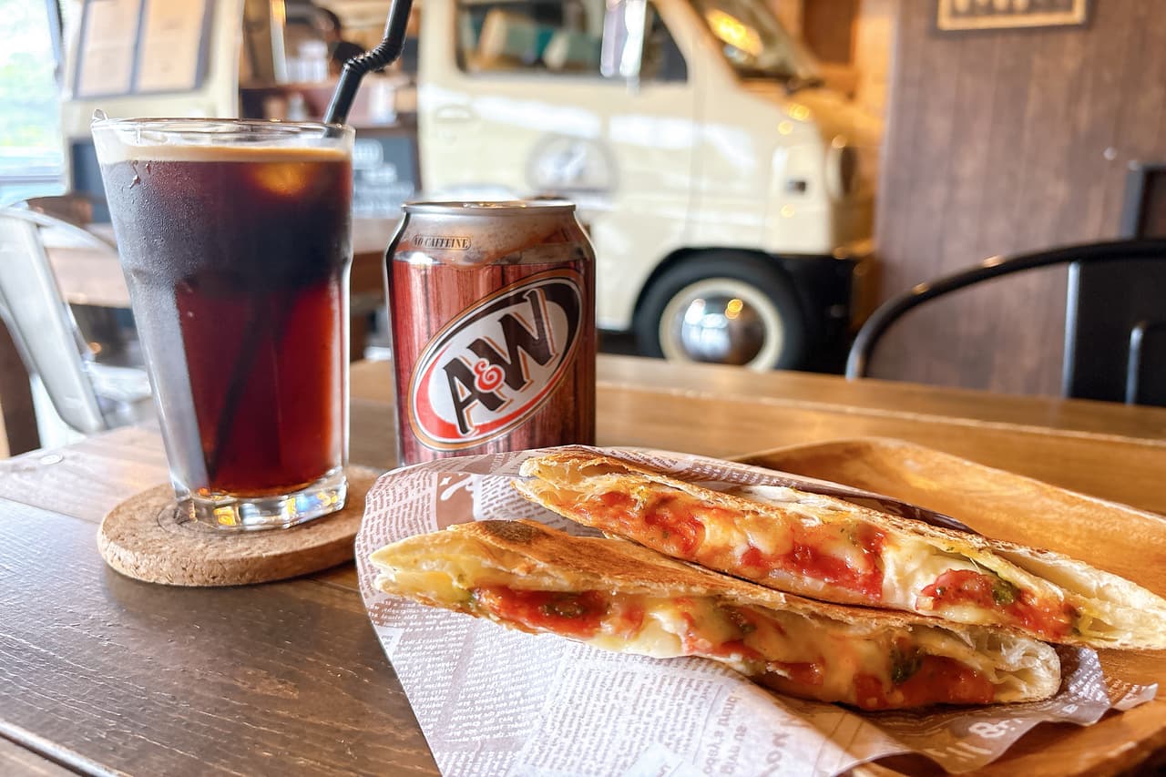 新感覚！ルートビア×エスプレッソとホットサンドを「ガレージカフェ はまCafe」でいかが？（糸満市）