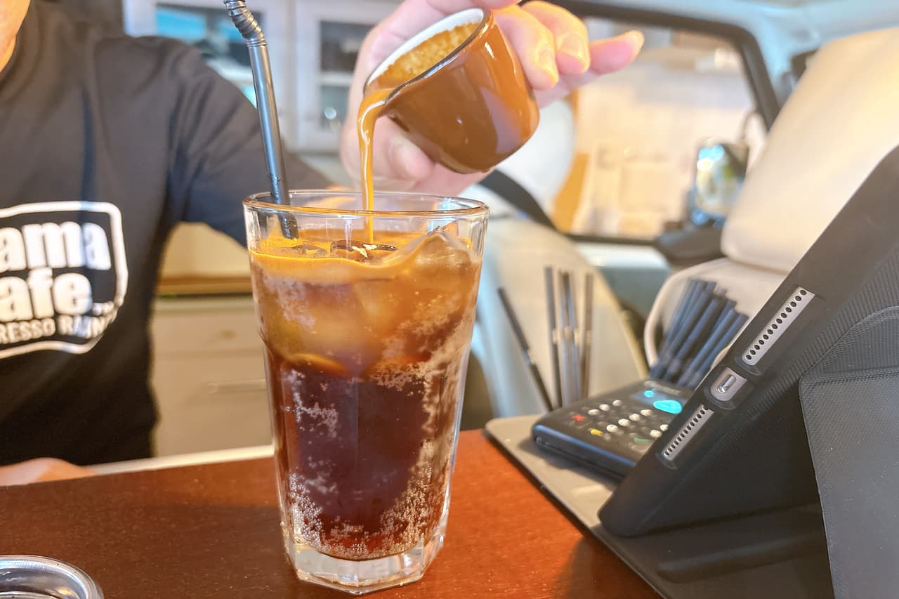 新感覚！ルートビア×エスプレッソとホットサンドを「ガレージカフェ はまCafe」でいかが？（糸満市）