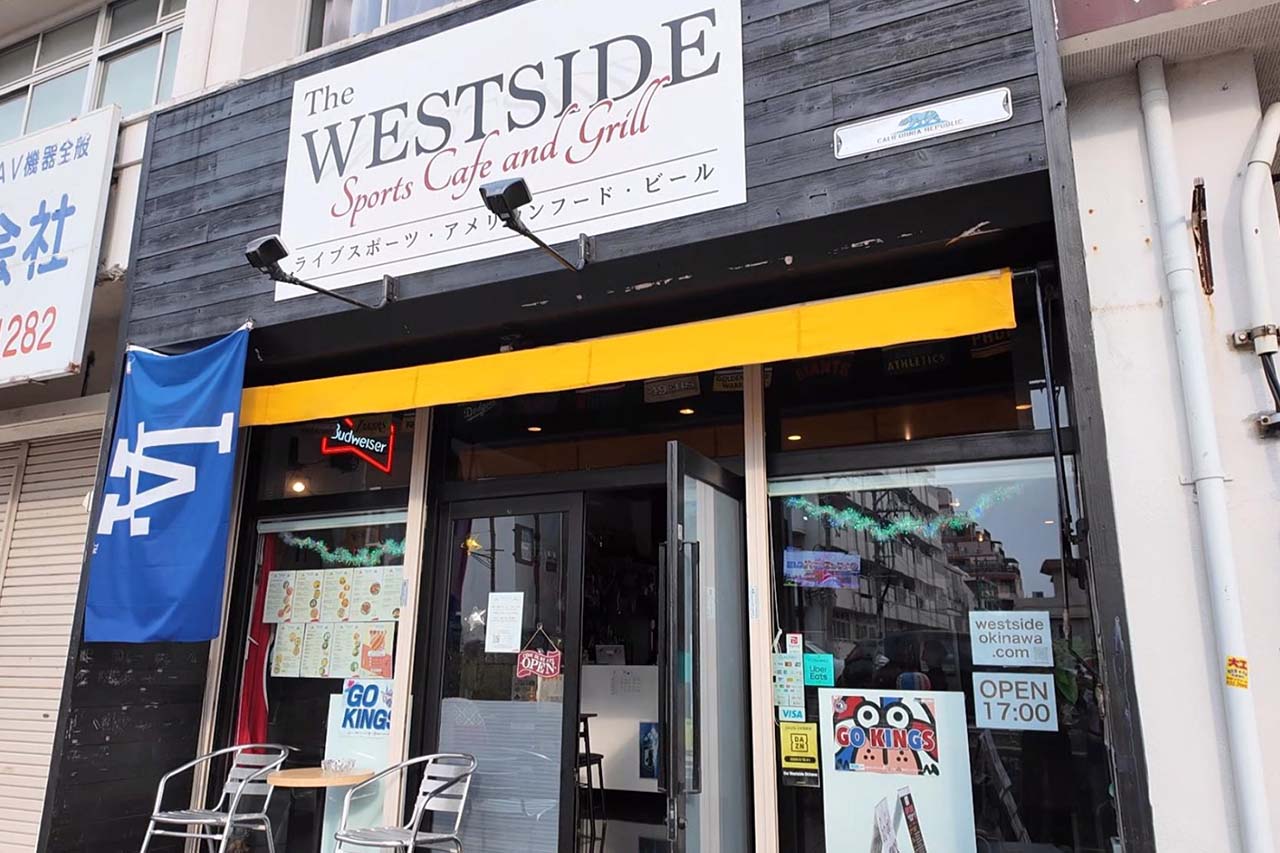 LA出身のマスターとスポーツ観戦で盛り上がる！沖縄・国道58号線沿い「The WESTSIDE」にてゴーゴーキングス！〜喜友名ひとみの酒場巡り〜（那覇市）