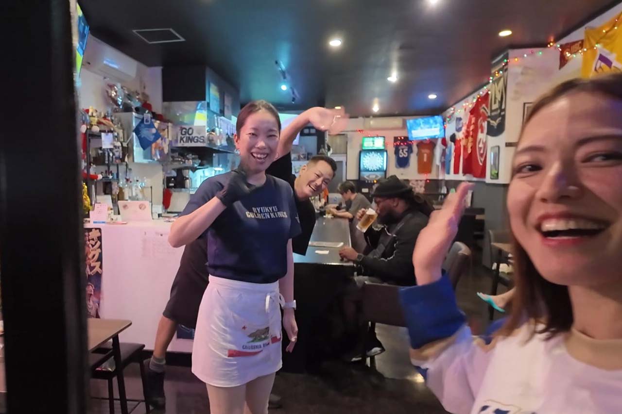 LA出身のマスターとスポーツ観戦で盛り上がる！沖縄・国道58号線沿い「The WESTSIDE」にてゴーゴーキングス！〜喜友名ひとみの酒場巡り〜（那覇市）