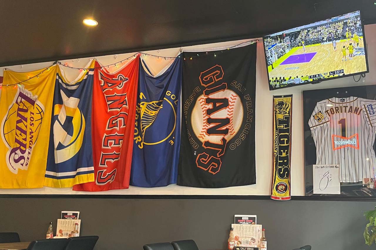 LA出身のマスターとスポーツ観戦で盛り上がる！沖縄・国道58号線沿い「The WESTSIDE」にてゴーゴーキングス！〜喜友名ひとみの酒場巡り〜（那覇市）